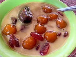 Mencicipi Kolak Legendaris Kaya Isi di Palasari