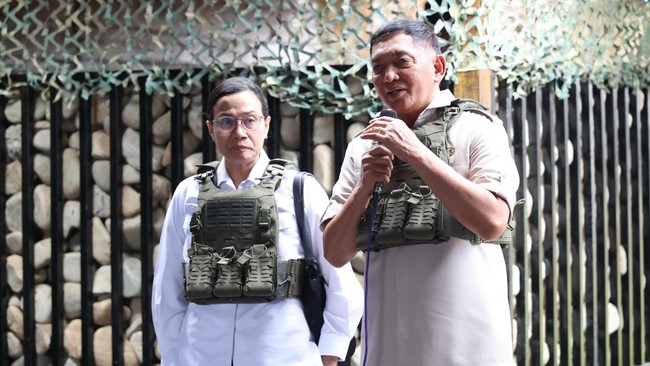 Menteri Pertahanan Sjafrie Sjamsoeddin bersama Menteri Keuangan Sri Mulyani Indrawati melakukan kunjungan kerja ke Papua pada hari ini, Sabtu (7/6).