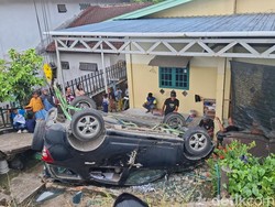 Mobil Tanpa Pelat yang Tabrak Rumah Warga Milik RSU Tarakan