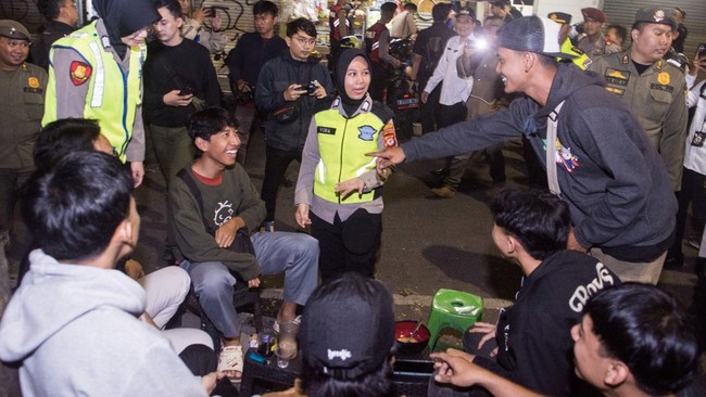 Wali Kota Surabaya Eri Cahyadi meninjau penerapan jam malam untuk anak di bawah 18 tahun. Ia melakukan sweeping untuk mencegah kenakalan remaja.