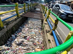 Jorok! Selokan di Jalan Leuwipanjang Dipenuhi Sampah