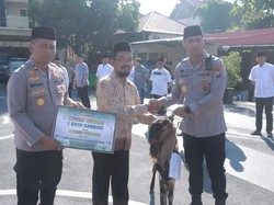 Kapolres Blitar Kota Bagikan 4 Sapi-16 Kambing saat Idul Adha