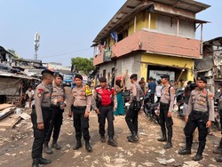 Polda Metro Bantu Pengamanan-Pengawalan Bantuan Korban Kebakaran Penjaringan