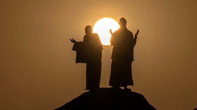 Pulang Haji Bawa Uang Lebih dari Rp 100 Juta, Wajib Lapor Bea Cukai!