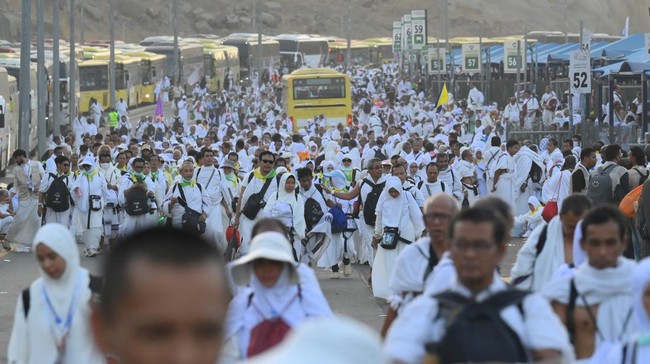 Ribuan Jemaah Haji Jalan Kaki dari Muzdalifah ke Mina Imbas Bus Telat Ribuan jemaah haji Indonesia 2025 dilaporkan terpaksa berjalan kaki dari Muzdalifah menuju Mina.