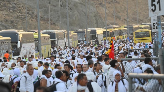 Timwas Ungkap Penyebab Jemaah Haji RI Menumpuk di Mina Penumpukan jemaah haji di Mina disebabkan oleh pembatalan program tanazul untuk sekitar 37 ribu jemaah oleh Otoritas Arab Saudi.