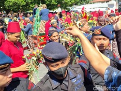 Antusiasnya Warga Ngalap Berkah Garebeg Besar di Masjid Gede Kauman