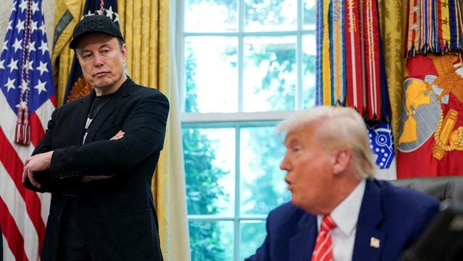 FOTO FILE: Presiden AS Donald Trump dan Elon Musk menghadiri konferensi pers di Ruang Oval Gedung Putih di Washington, D.C., AS, 30 Mei 2025.REUTERS/Nathan Howard/File Photo