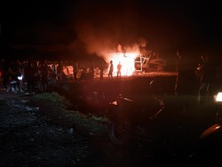 Puluhan Warga di Lombok Timur Bakar Alat Berat Galian C gegara Air Keruh