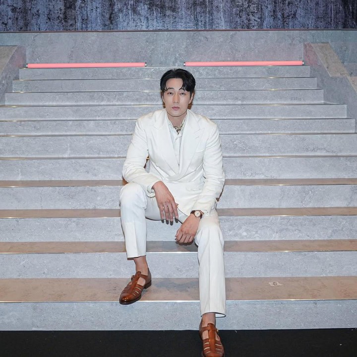 <p>Setelah membintangi drama Korea Doctor Lawyer pada 2022, So Ji Sub kembali hadir dalam drakor noir action, Mercy For None, yang tayang di Netflix. (Foto: Instagram @51k_official)</p>