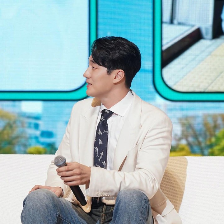 <p>Saat mempromosikan drakor terbarunya berjudul Mercy for None dalam channel YouTube Netflix Korea, So Ji Sub sempat ditanya apakah ia merekomendasikan pernikahan. Sang aktor pun menjawab,"Saya sangat merekomendasikannya. Bersama-sama lebih baik daripada sendiri." (Foto: Instagram @soganzi_51)</p>