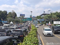 Lalin Arah Puncak Bogor Padat, Kendaraan Mengular di Simpang Gadog