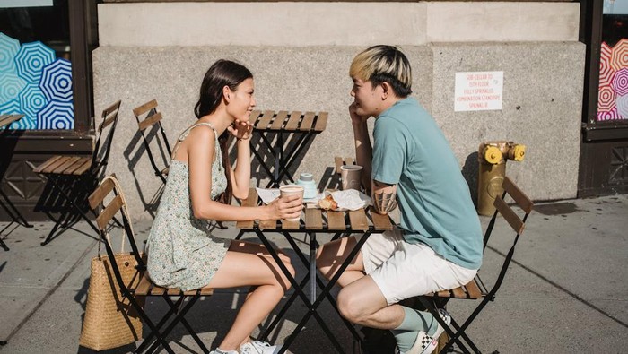 img-title Rutinitas Nggak Boring yang Cocok Dilakukan Bareng Pasangan, Dijamin Makin Dekat!