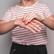 Nggak Mau Ribet Minum Obat? Ini 5 Cara Alami Redakan Nyeri Asam Urat