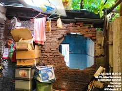 Rumah Kos di Kampung Padat Surabaya Terbakar, Petugas Jebol Tembok