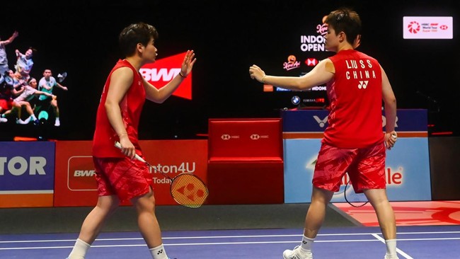Liu Shengshu/Tan Ning berhasil menang dramatis atas Pearly Tan/Thinaah Muralitharan. Kemenangan Liu/Tan menyelamatkan wajah China di Indonesia Open 2025.