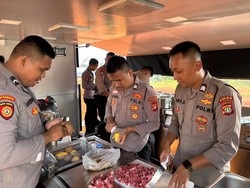 Polda Metro Buka Dapur Lapangan Bantu Pengungsi Kebakaran Kapuk Muara