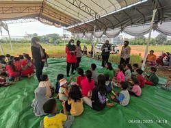 Polwan Polres Jakut Beri Trauma Healing Korban Kebakaran Penjaringan