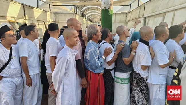 Jamaah asal embarkasi Makassar menggelar tradisi khas Sulawesi Selatan yang dikenal Mappatoppo, dilaksanakan usai menjalani puncak ibadah haji