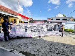 Ada Tulisan Mbalong, Siapa Pembuat Balon Udara Meledak di Ponorogo?