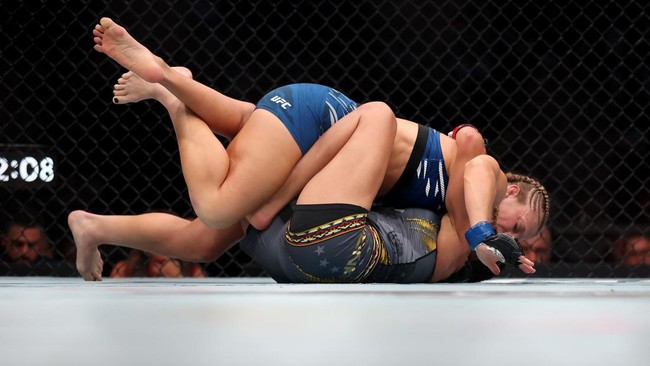 Kayla Harrison Juara Baru, Tantang Amanda Nunes Kayla Harrison menjadi juara dunia kelas bantam UFC setelah mengalahkan Julianna Pena di UFC 316. Kayla kemudian menantang Amanda Nunes.