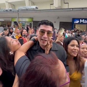 Dicium hingga Dicakar Fans Singapura, Verrell Bramasta Ngacir ke Toilet