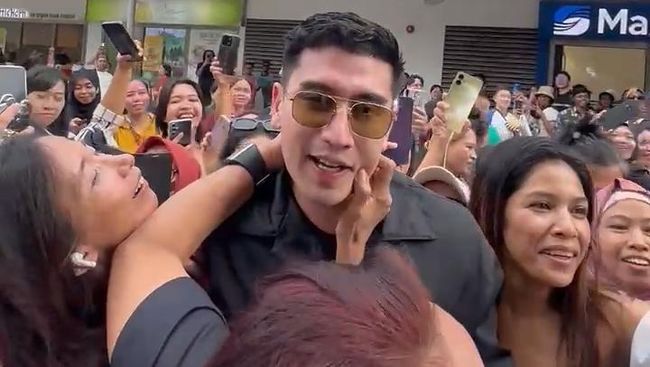Dicium hingga Dicakar Fans Singapura, Verrell Bramasta Ngacir ke Toilet