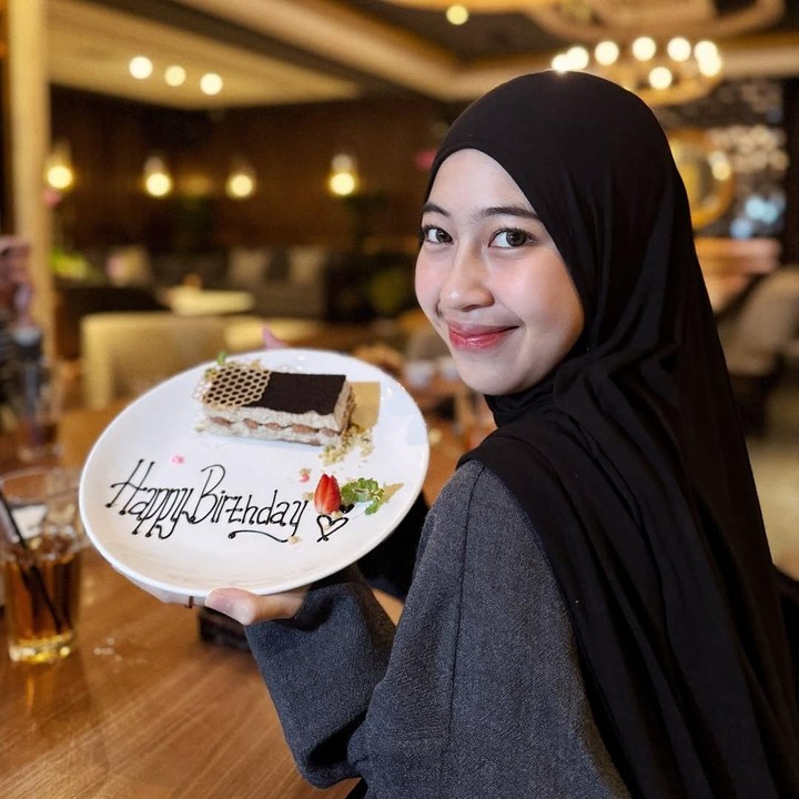 <p>Egy secara khusus mengunggah potret mesra bersama Adiba di akun media sosial miliknya. Pria kelahiran Medan ini membagikan potret Adiba yang tengah berpose dengan kue ulang tahun yang bertuliskan 'Happy Birthday'. (Foto: Instagram @egymaulanavikri)</p>