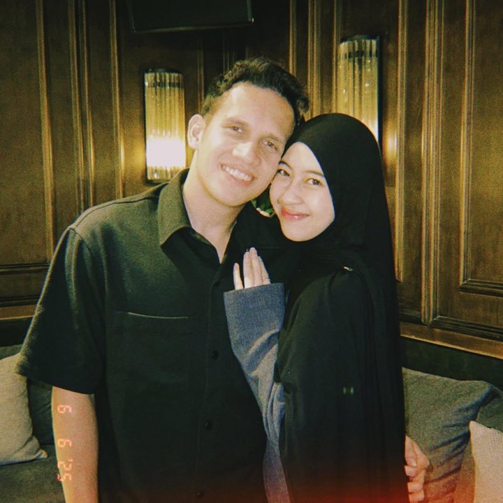 <p>Egy tak lupa menuliskan perasaan cintanya kepada sang istri yang tengah berulang tahun. Pria 24 tahun ini mengaku bersyukur bisa memiliki istri seperti Adiba. "Selamat ulang tahun istriku tercinta. Merasa beruntung mempunyai istri sepertimu, selalu bersyukur untuk setiap hari yg kita lalui bersama, semoga Allah selalu memberimu kesehatan dan kebahagiaan. <em>I love you</em>," tulisnya. (Foto: Instagram @egymaulanavikri)</p>