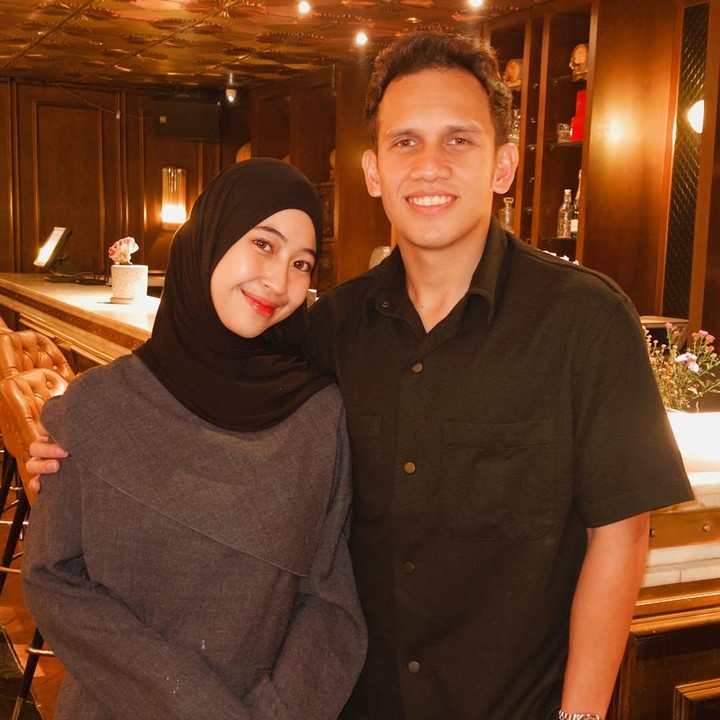 <p>Unggahan Egy ini turut dikomentari Umi Pipik. Ibunda Adiba ini menuliskan doanya untuk sang putri dan menantunya. "Sakinah selamanya, bahagia selamanya kalian," ungkap Umi Pipik. (Foto: Instagram @egymaulanavikri)</p>