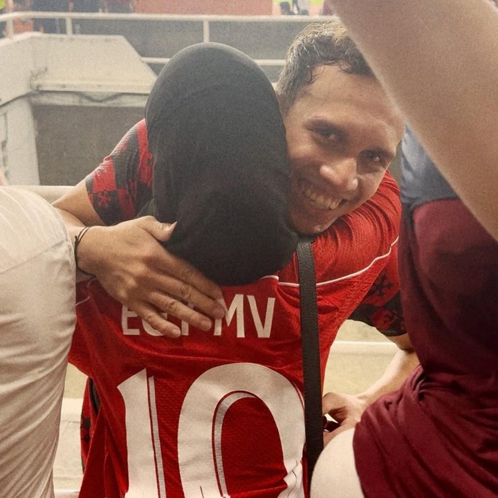 <p>Adiba Khanza resmi menikah dengan Egy Maulana Vikri pada 10 Desember 2023, Bunda. Setelah menikah, Adiba sering terlihat menemani suaminya bertanding sepak bola. Baru-baru ini, Adiba turut menyaksikkan pertandingan Egy bersama Timnas Indonesia saat melawan China di Stadion Utama Gelora Bung Karno (GBK). Setelah pertandingan selesai, Adiba terlihat memberikan pelukan hangat untuk suaminya. (Foto: Instagram @egymaulanavikri)</p>