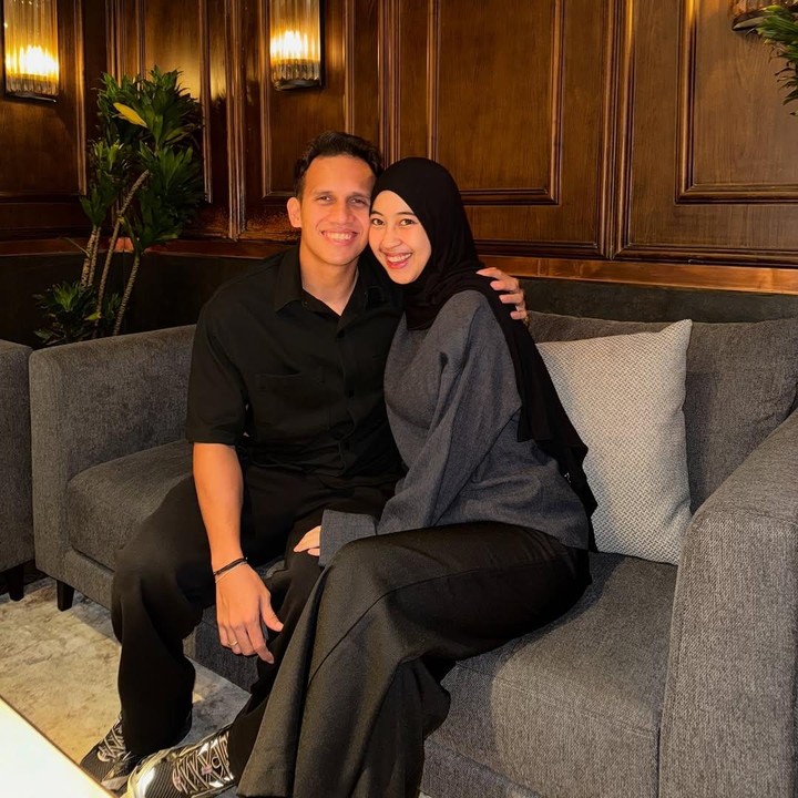<p>Anak pertama Umi Pipik dan mendiang ustaz Jefri Al Buchori, Adiba Khanza, baru saja berulang tahun ke-25 pada 7 Juni. Di hari ulang tahunnya, Adiba mendapatkan ucapan manis penuh makna dari sang suami yang juga pemain sepak bola, Egy Maulana Vikri. (Foto: Instagram @egymaulanavikri)</p>