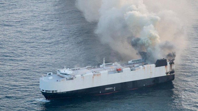 Kapal kargo Morning Midas yang mengangkut 3.000 mobil termasuk 800 mobil listrik terbakar di Samudra Pasifik pekan lalu.