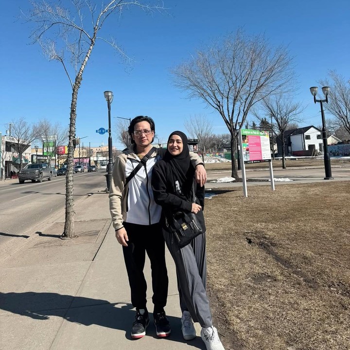 <p>Cindy merayakan Lebaran Haji tahun ini dengan makan-makan bersama para sahabat di Kanada. Bunda tiga anak ini juga mengunggah foto perayaan Lebaran di area <em>outdoor</em> dengan pemandangan alam yang indah di Edmonton, Alberta. Salah satu menu makanannya, yaitu martabak telor. (Foto: Instagram @cindyfatikasari18/ @tengku_firmansyah)</p>