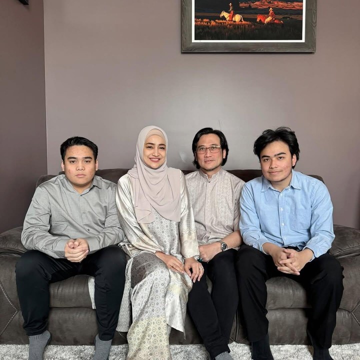 <p>Pasangan Cindy Fatikasari dan Tengku Firmansyah kembali merayakan Idul Adha di Kanada. Pasangan yang menikah pada Maret 1999 ini sudah setahun terakhir menetap di Kanada bersama dua putra mereka, Tengku Kianu Zimraan dan Tengku Omar Atalla. (Foto: Instagram @cindyfatikasari18/ @tengku_firmansyah)</p>