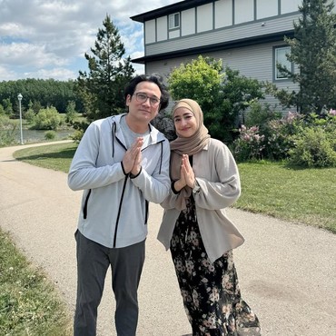 7 Momen Cindy Fatikasari & Tengku Firmansyah Pulang ke Indonesia demi Ketemu Cucu