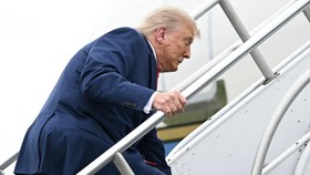 Trump Dirujak Habis saat Kesandung di Tangga Air Force One