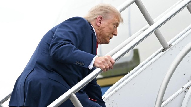 Presiden AS Donald Trump diejek habis-habisan setelah tersandung di tangga saat mau masuk pesawat kepresidenan, Air Force One.