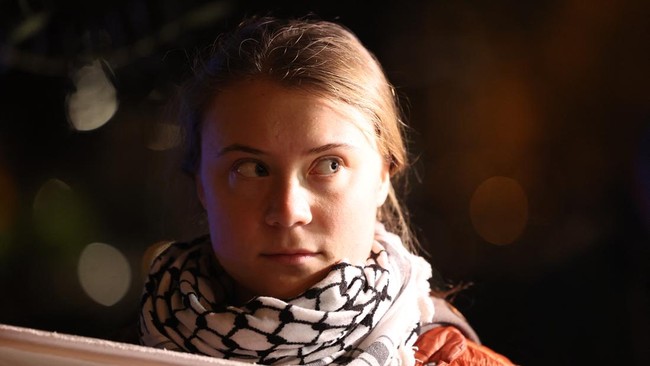 Greta Thunberg dan 11 aktivis diculik pasukan Israel saat berlayar menuju Gaza. Greta menyerukan dukungan untuk perjuangan keadilan Palestina.