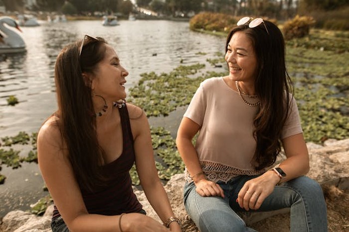 Ilustrasi mengobrol dengan teman / Foto: Pexels.com/Mental Health America (MHA)