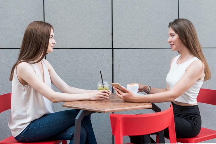 Ilustrasi wanita menghela jarak sebelum memberikan respons/ Foto: Freepik