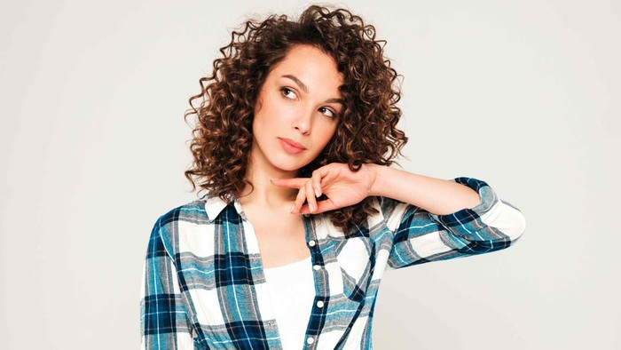 5 Gaya Rambut Keriting Stylish yang Cocok untuk Musim Panas, Mudah dan Nggak Bikin Gerah!