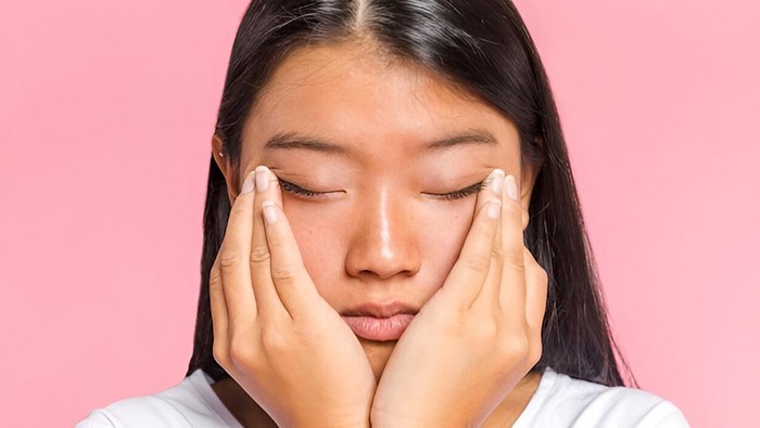 img-title Mudah Dilakukan di Rumah, Ini 7 Cara Alami untuk Mengatasi Kantung Mata