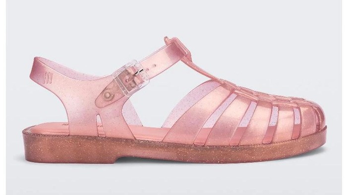 BeauPicks: 6 Rekomendasi Jelly Shoes Ala 90-an yang Kembali Jadi Tren!