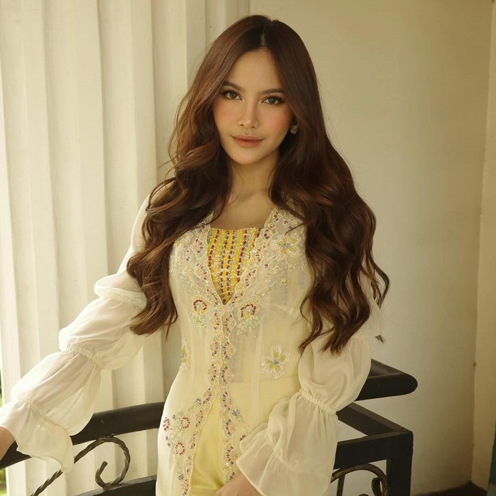 <p>Penyanyi Mahalini berhasil memangkas 10 kg berat badan usai melahirkan pada 15 Februari 2025. Mahalini mengungkap bahwa ia mengandalkan pemberian ASI eksklusif sebagai diet alaminya, Bunda. "Sebenarnya mengASIhi itu bikin kurus kalau makannya juga benar. Jadi manfaatkanlah mengASIhi ini jadi diet alami, aku tahu <em>after</em> mengASI itu lapar banget, tapi untungnya aku kalau lapar enggak yang aneh-aneh banget," tulis Mahalini dalam <em>Instagram Stories</em>-nya beberapa waktu lalu. Selain menyusui, Mahalini juga juga mulai aktif melakukan olahraga untuk menjaga bentuk tubuhnya. Belakangan, Mahalini diketahui rutin melakukan olahraga padel bersama sang suami, Rizky Febian. (Foto: Instagram @mahaliniraharja)</p>