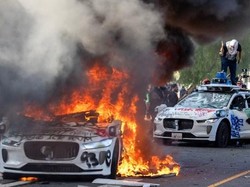 Kerusuhan di Los Angeles, Mobil-mobil Otonom Dibakar Habis