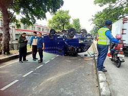 Mobil di Jaktim Tabrak Separator Jalan hingga Terbalik, 2 Orang Terluka