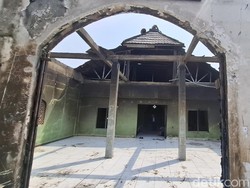Musala Ini Masih Berdiri Kokoh di Tengah Puing Sisa Kebakaran di Jakut