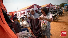 FOTO: Korban Kebakaran Kapuk Muara Coba Bertahan di Tenda Pengungsian
