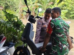 Polisi dan TNI Gerak Cepat Bantu Korban Banjir Mojokerto